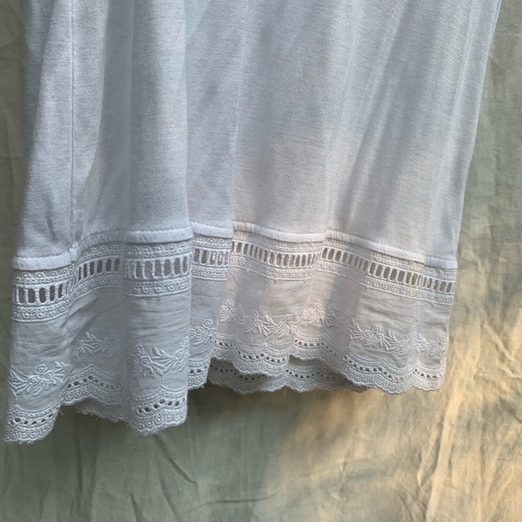 Soya Concepts white sleeveless Modal t-shirt with detailed bottom - Size M - Picture 5 of 10